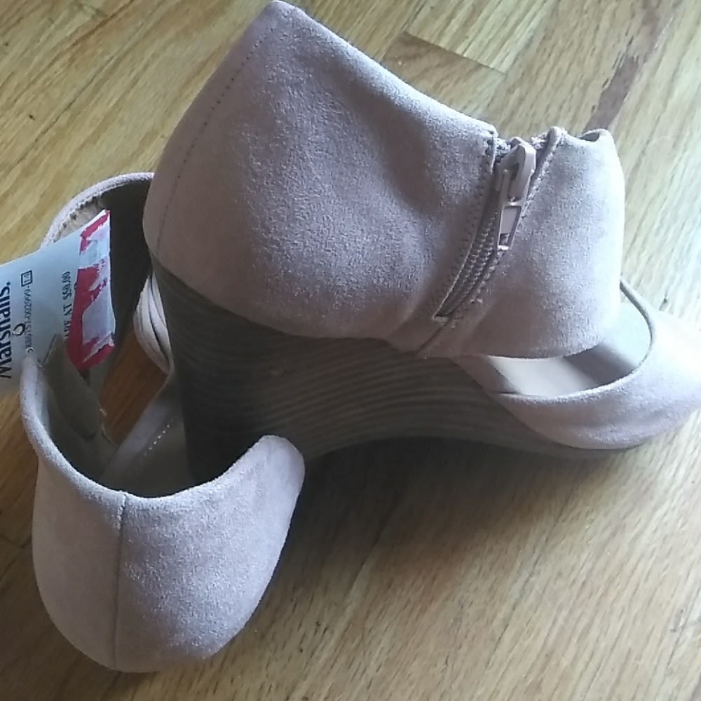 Shoe - Picture 2 of 4